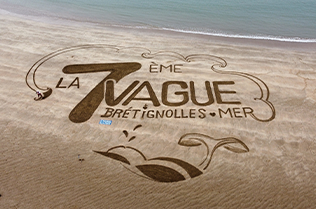 photo drone du logo la 7ème vague dans le sable, sur la plage des dunes de Brétignolles-sur-Mer
