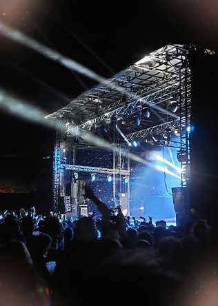 scène de concert du festival la 7ème vague, jeux de lumières et confettis
